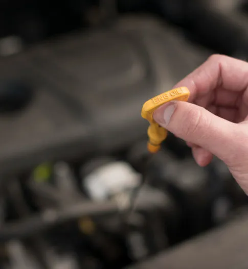 Controllo olio revisione auto a Verona